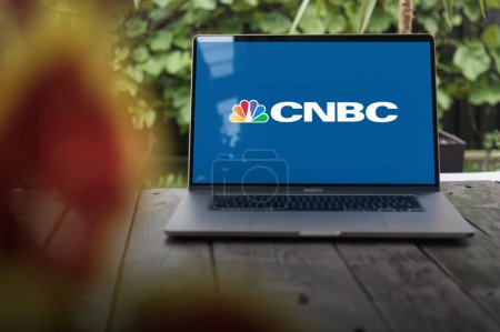 Téléchargez les photos : WROCLAW, POLOGNE - 29 NOVEMBRE 2023 : Logo CNBC, chaîne américaine de nouvelles d'affaires par câble et site Web, affiché sur l'écran MacBook Pro - en image libre de droit