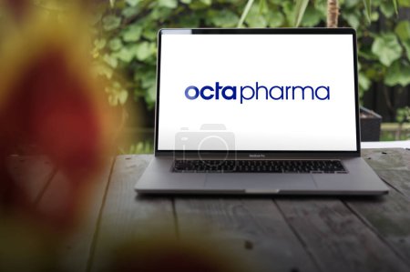 Téléchargez les photos : WROCLAW, POLOGNE - 12 FÉVRIER 2024 : Logo Octapharma, société pharmaceutique familiale basée en Suisse, affiché sur l'écran MacBook Pro - en image libre de droit