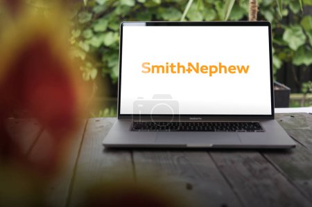 Téléchargez les photos : WROCLAW, POLOGNE - 12 FÉVRIER 2024 : Smith & Nephew logo, société multinationale britannique de fabrication de matériel médical basée à Watford, Angleterre, affiché sur l'écran MacBook Pro - en image libre de droit