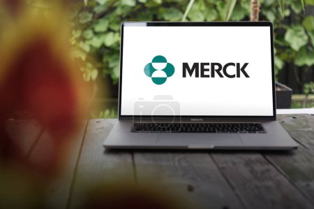Téléchargez les photos : WROCLAW, POLOGNE - 12 FÉVRIER 2024 : Logo Merck, société pharmaceutique multinationale américaine basée à Rahway, New Jersey, affiché sur l'écran MacBook Pro - en image libre de droit