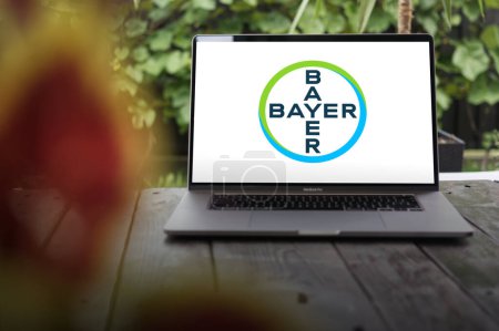 Téléchargez les photos : WROCLAW, POLOGNE - 12 FÉVRIER 2024 : Le logo Bayer, l'une des plus grandes sociétés pharmaceutiques et biotechnologiques au monde, affiché sur l'écran MacBook Pro - en image libre de droit