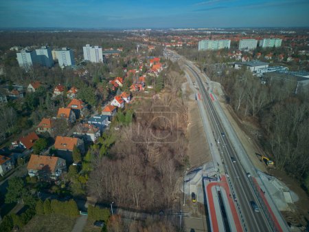 WROCLAW, POLOGNE - 16 FÉVRIER 2024 : Photographie aérienne d'Aleja Wielkiej Wyspy (Big Island Avenue) à Wroclaw, Pologne - Most Olimpijski (Olympic Bridge))
