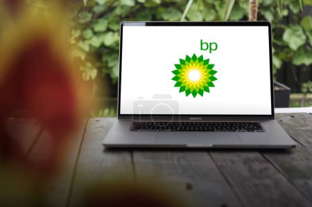 Foto de WROCLAW, POLONIA - 23 DE FEBRERO DE 2024: El logotipo de BP, la multinacional británica de petróleo y gas, se muestra en la pantalla del MacBook Pro - Imagen libre de derechos