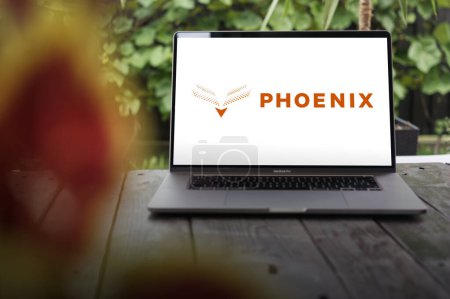 Téléchargez les photos : WROCLAW, POLOGNE - 23 FÉVRIER 2024 : Le logo du Groupe Phoenix, l'un des leaders dans le domaine de la blockchain et des cryptomonnaies, affiché sur l'écran MacBook Pro - en image libre de droit