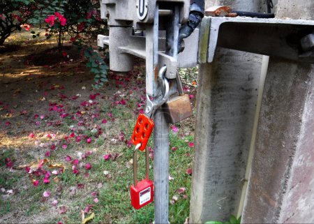 Foto de Bloqueo-Tagout para el interruptor de rotura de aire 115kV operación manual para mantener la seguridad del trabajador. - Imagen libre de derechos