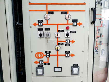 Foto de El diagrama eléctrico de una sola línea en el panel mímico: línea entrante, bus doble, interruptor de circuito único. - Imagen libre de derechos