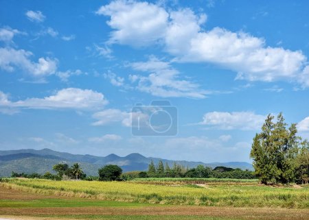 Téléchargez les photos : Le paysage de la montagne sur nuage dans le ciel bleu arrière-plan. - en image libre de droit