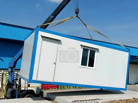 Die Kranwagen transportieren die mobilen Bürogebäude oder das Containerbauamt zur Montage im Baustellenbereich, zur Projektmobilisierung.