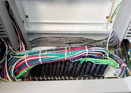 Instalación de cables de control eléctrico y terminación del cableado interno.