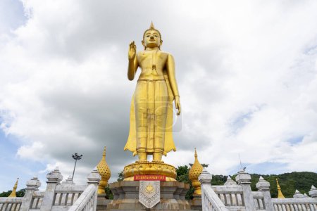 Foto de Gran Buda, Hay una serpentina amarilla en el lado opuesto. Adorar la imagen de Buda. - Imagen libre de derechos