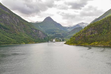 Téléchargez les photos : La Norvège est un pays scandinave comprenant des montagnes, des glaciers et des fjords côtiers profonds. Oslo, la capitale, est une ville d'espaces verts et de musées. fjords - en image libre de droit