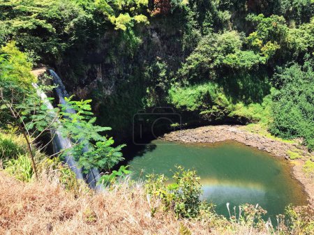 Foto de Las cataratas de Wailua son una de las muchas cataratas de Kauai. Las cataratas se dividen en dos cataratas separadas y se desploman 173 pies en agua cristalina.. - Imagen libre de derechos