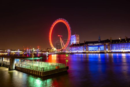 Téléchargez les photos : Vue nocturne de la Tamise, Londres avec le London Eye - en image libre de droit