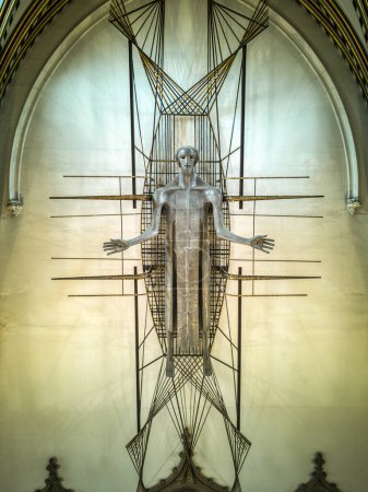 Téléchargez les photos : Sculpture dramatique du Christ ouvrier par John Hayward dans la cathédrale de Blackburn, Blackburn, Lancashire, Royaume-Uni - en image libre de droit