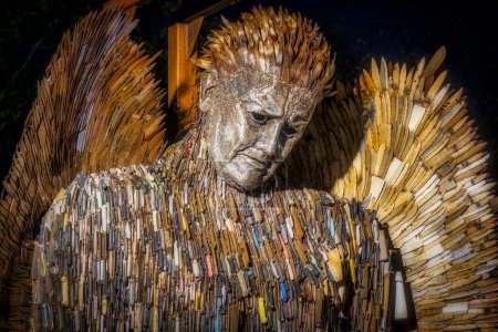 Téléchargez les photos : Blackburn, Lancashire, Royaume-Uni - Novembre 2021, Sculpture d'ange couteau faite à partir de 100 000 lames qui ont été confisquées ou remises à travers le Royaume-Uni à la police, exposée devant la cathédrale de Blackburn - en image libre de droit