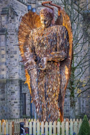 Téléchargez les photos : The Knife Angel - Sculpture contemporaine composée de 100 000 couteaux créés par l'artiste Alfie Bradley - en image libre de droit