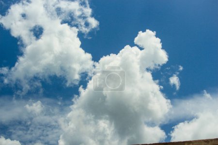 Foto de Fondo cielo azul nublado, imagen vertical. Hermoso cielo azul con pequeñas y suaves nubes esponjosas después de la lluvia. Fondo de pantalla elegante cielo azul nublado. Imagen vertical. Textura de fondo - Imagen libre de derechos