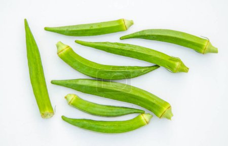 Nahaufnahme von frischem Okra isoliert auf weißem Hintergrund. Frisches grünes Okra-Gemüse isoliert auf weißem Hintergrund. Okras auf weißem Hintergrund. Okra oder Marienkäfer Gemüse auf weißem Hintergrund.