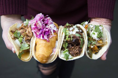 Téléchargez les photos : Tacos main tenue 2 - en image libre de droit