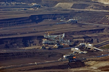 Foto de El interior de los trabajos de una mina de lignito a cielo abierto en Belchatow, con varias máquinas de trabajo - la minería combina. Polonia. - Imagen libre de derechos