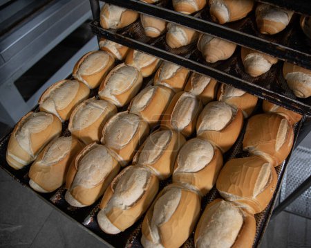 Französisches Brot in der Produktion in der Bäckerei
