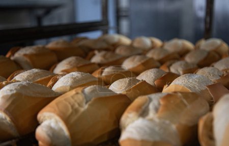 Pain français en production à l'intérieur de la boulangerie