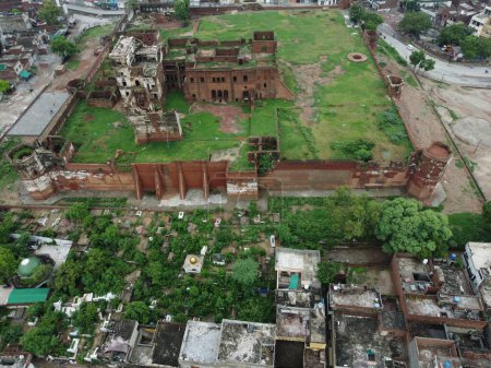 Luftaufnahme alter Wohn- und historischer Gebäude in der Kleinstadt Sheikhupura Pakistan am 18. Juli 2023.