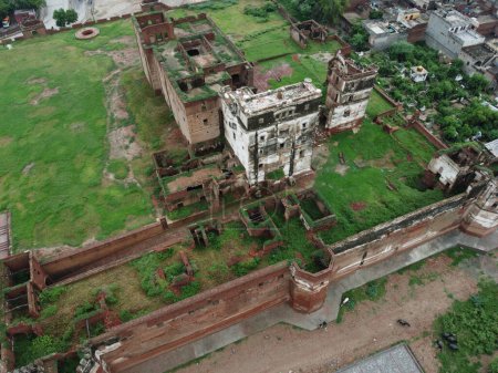 Luftaufnahme alter Wohn- und historischer Gebäude in der Kleinstadt Sheikhupura Pakistan am 18. Juli 2023.