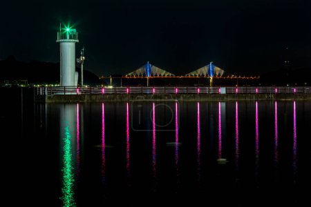Téléchargez les photos : Une vue avec un phare et un pont - en image libre de droit