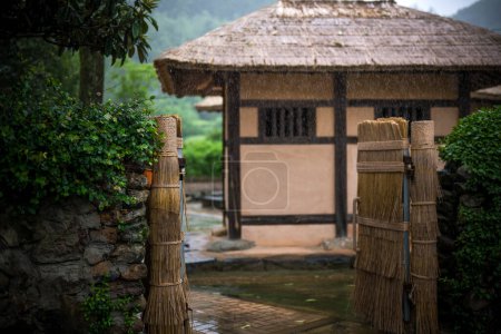 Traditionelle koreanische Reetdachhauslandschaft