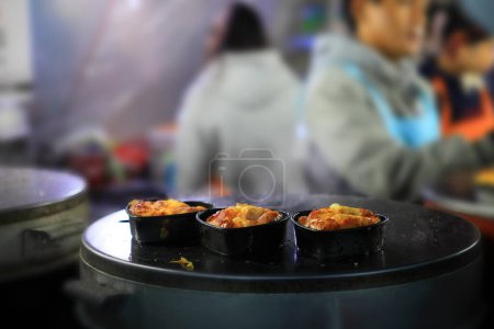 Este es un pan dulce, humeante, caliente y esponjoso con un huevo entero dentro. Lo venden vendedores ambulantes por toda Corea..