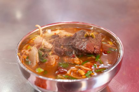 Rinderreis-Suppe ist eine pikante koreanische Speise, die auf traditionelle Weise durch Kochen von koreanischem Rindfleisch zubereitet wird..