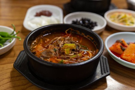 Téléchargez les photos : Yukgaejang, ragoût de viande épicée chaude - en image libre de droit