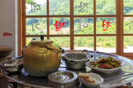 Téléchargez les photos : Makgeolli boisson avec de la nourriture traditionnelle coréenne Pajeon sur la table Local Restaurant Voyage Corée - en image libre de droit