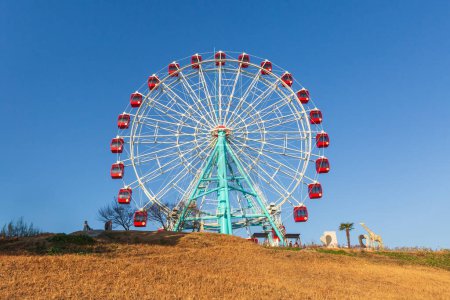 Téléchargez les photos : Roue ferris colorée du parc d'attractions dans le fond bleu ciel
. - en image libre de droit