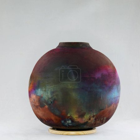 Téléchargez les photos : RAAQUU Raku céramique poterie Vase arc-en-ciel aurore motif texturé maison pièce dcor par Adil Ghani de Malaisie - en image libre de droit