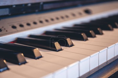 Foto de Teclas mecánicas de piano se cierran con un fondo delicado y hermoso. Foto de alta calidad - Imagen libre de derechos