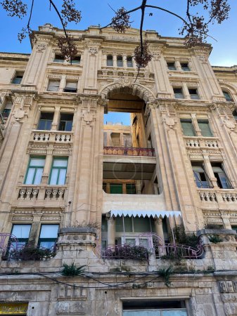 Foto de Hotel histórico en Sliema, Malta. Hermosa arquitectura, cielo despejado, área urbana. - Imagen libre de derechos