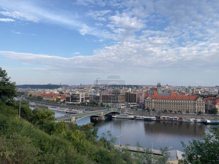 Foto de El paisaje urbano de Praga muestra una arquitectura, un río y un cielo impresionantes. - Imagen libre de derechos