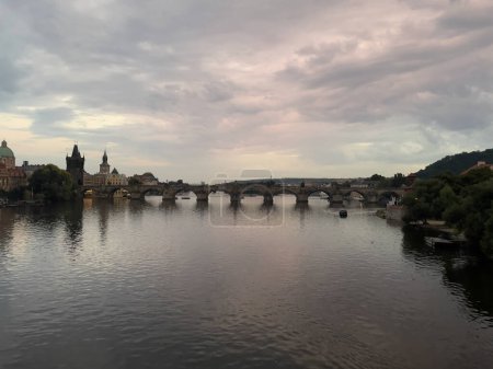 Foto de Puente histórico en Praga con impresionantes vistas al atardecer sobre el río. - Imagen libre de derechos