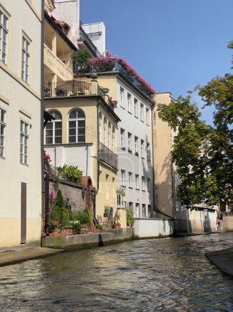 Foto de Vibrante barrio residencial cerca del Canal del Diablo en Praga con hermosa arquitectura. - Imagen libre de derechos