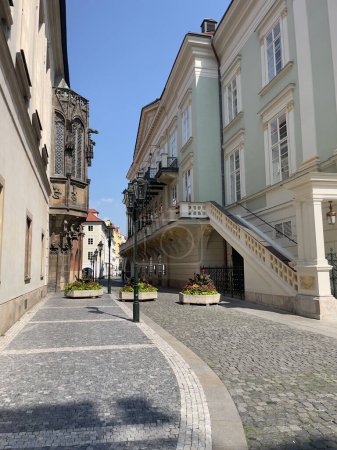 Foto de Una animada calle de la ciudad en el pintoresco barrio de Praga. - Imagen libre de derechos