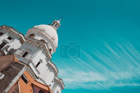 Foto de Vista de una Iglesia de Santa Engracia u otro nombre Panteón Nacional en un cálido día soleado, con un cielo azul y un paisaje nublado de una forma extraña en el fondo - Imagen libre de derechos