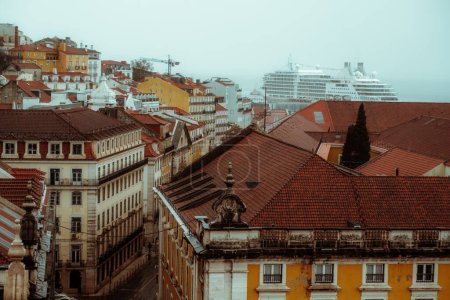 Téléchargez les photos : A capture of the charming beauty of the historic Portuguese architecture from the rooftops. And in the background a cruise moored in the Rio Tejo, adding to the picturesque atmosphere of the city - en image libre de droit