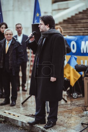 Foto de Lisbon, Portugal - February 24, 2023: Amidst the anti-war protest marking the one-year anniversary of the war in Ukraine, Diogo Leao, a Portuguese deputy, speaks against the conflict - Imagen libre de derechos