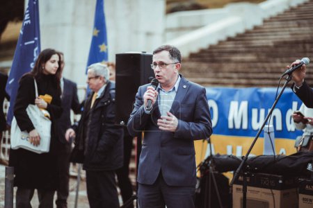 Téléchargez les photos : Lisbon, Portugal - February 24, 2023: Pavlo Sadokha, president of the association of Ukrainians in Portugal speaks on the stage at an anti-war protest marking the one year since the war started - en image libre de droit