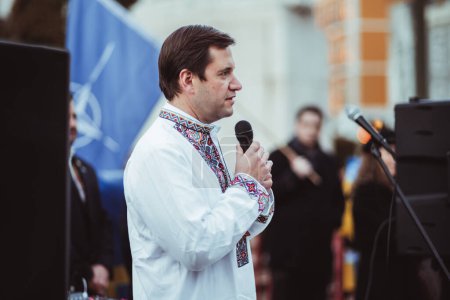 Téléchargez les photos : Lisbonne, Portugal - 24 février 2023 : Ricardo Baptista Leite, député portugais, portant une broderie ukrainienne traditionnelle, prend la parole à l'occasion du premier anniversaire de la manifestation en Ukraine - en image libre de droit