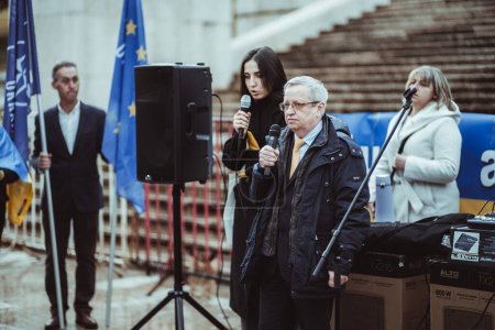 Téléchargez les photos : Lisbon, Portugal - February 24, 2023: Vladimir Kozlov, the Acting Ukrainian Ambassador to Portugal, takes the stage at an anti-war demo marking one year since the conflict began - en image libre de droit