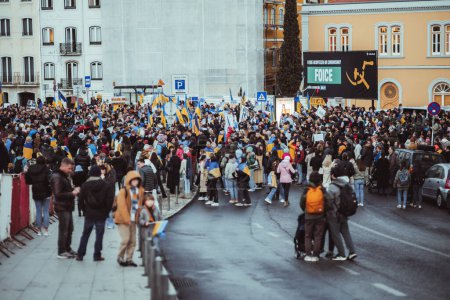 Téléchargez les photos : Lisbonne, Portugal - 24 février 2023 : Dans un plan sélectif, les manifestants déterminés lors d'une manifestation contre la guerre à l'occasion du premier anniversaire du conflit en Ukraine sont mis en avant - en image libre de droit