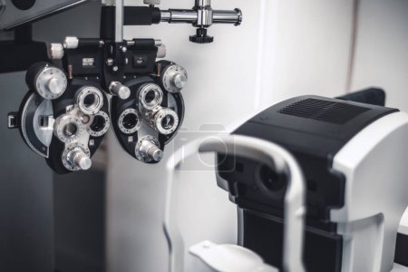 Téléchargez les photos : Un phoropter couramment utilisé dans les pratiques d'optométrie est sélectif et montre un aperçu clair de la nature méticuleuse du travail d'un ophtalmologiste ; dans une faible profondeur de champ - en image libre de droit